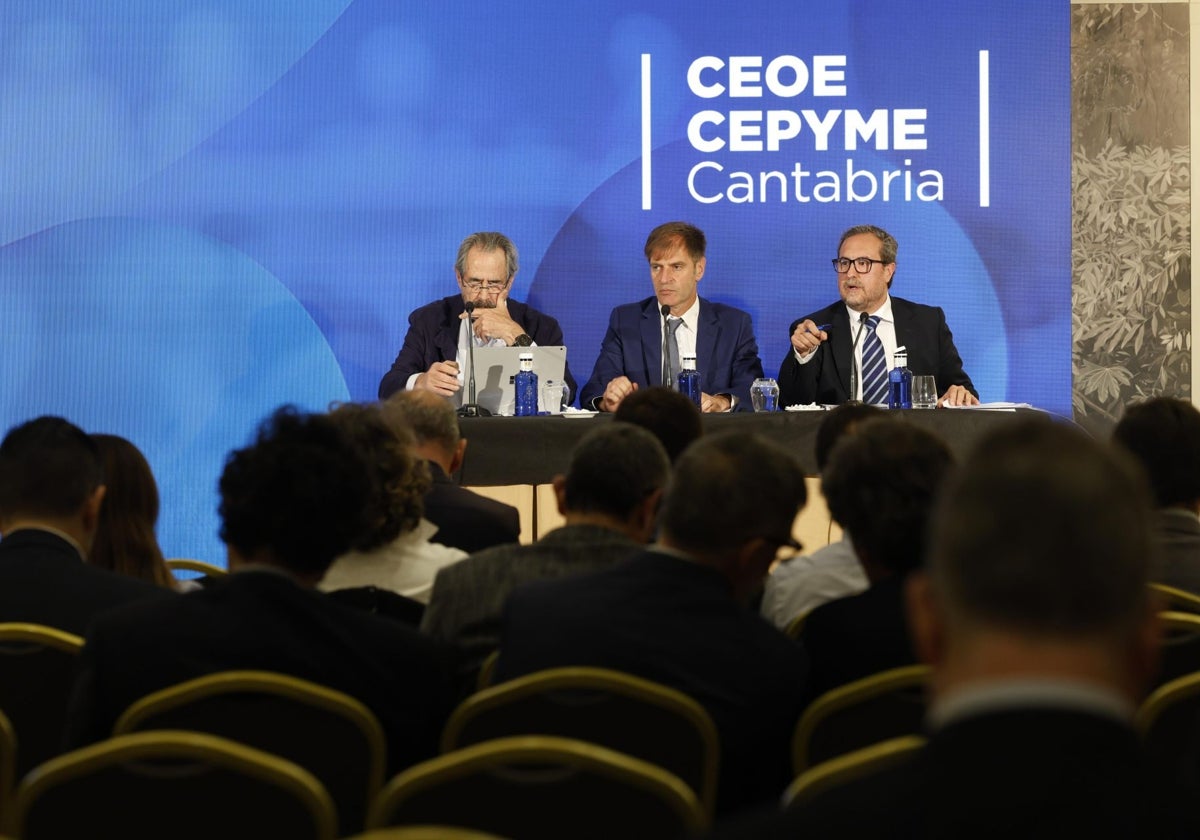 Carlos de la Dehesa, responsable de la auditoría; Enrique Conde; y Francisco Aguilera, director de la patronal (derecha), este viernes en la asamblea.