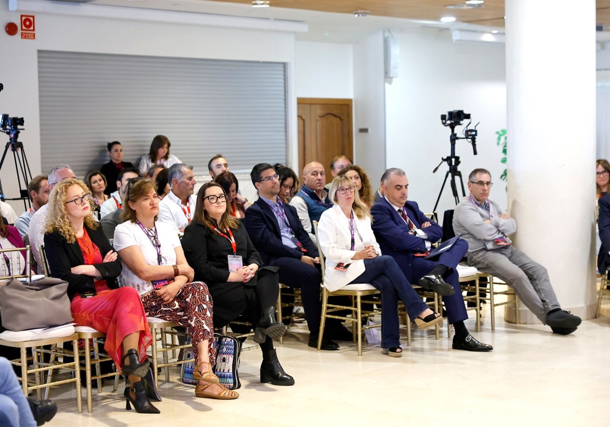 En el centro (tercera por la izquierda), Rosa Mantecón junto a otros asistentes al congreso como la delegada de Gobierno, Eugenia Gómez de Diego y el consejero de Fomento, Roberto Media.