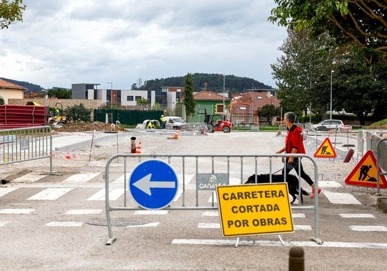 Una vecina pasea frente a los trabajos de urbanización del polígono 2 de El Valle, donde se ubicarán estos 42 VPO y otras cerca de 400 viviendas.