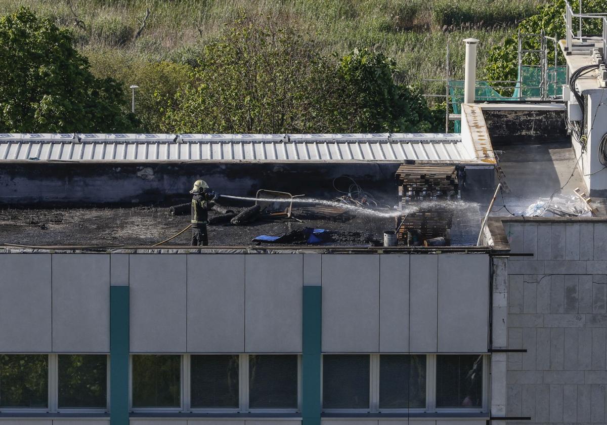 Los bomberos de Santander acudieron de inmediato a sofocar el incendio de Ciencias este pasado jueves.