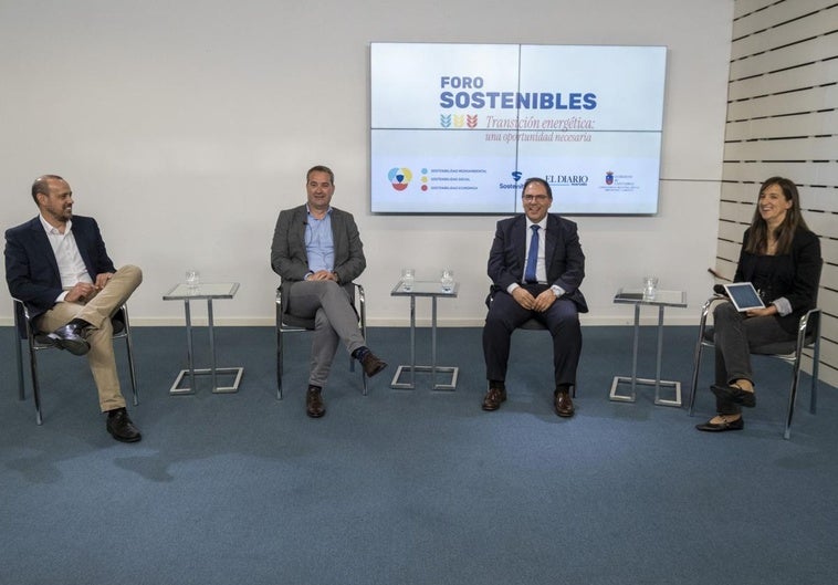 Pablo García-Salmones, director de Hidrógeno y Derivados de RIC Energy; Miguel Ángel Díez, CEO de Reinosa Forgings & Castings; José Francisco González, CEO de Logos Energía; participaron en la mesa, moderada por Saray Ceballos, periodista de El Diario Montañés