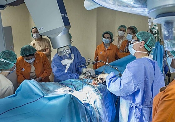 La lista de espera quirúrgica baja de los 16.000 pacientes después de dos años