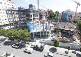 Fotografía tomada el pasado viernes en el solar de Puertochico que refleja el avance de las obras. A la derecha, la edificación del futuro Museo.