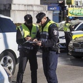Tres agentes de la Policía Local durante un control de tráfico realizado en el centro de la ciudad.