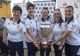 Rebeca Bustara, Cristina Cabielles, Blanca Ruiz, Noemí Pelayo y Marta Castillo, con el trofeo de la Supercopa.