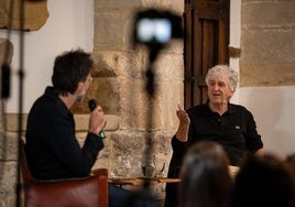 Juan Luis Arsuaga durante el diálogo que mantuvo ayer con el poeta Marcos Díez en la Torre de Don Borja.