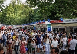 Imagen de la feria del libro de Madrid en El Retiro.