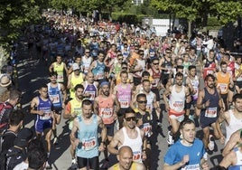 La salida de los corredores es uno de los momentos más espectaculares de la prueba. Nervios, prisas y tensión estallan en unos segundos.