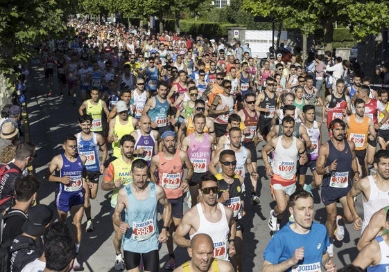 La salida de los corredores es uno de los momentos más espectaculares de la prueba. Nervios, prisas y tensión estallan en unos segundos.