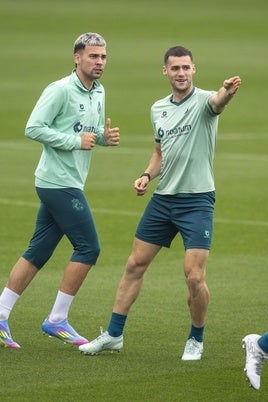 Mantilla, que hoy podría disputar su partido número 100 con el Racing, gesticula ante sus compañeros durante un entrenamiento esta misma semana.