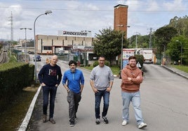 Jesús Díaz, Sergio Herrera, Eloy Santos y Alejandro Díaz caminan juntos delante de la fábrica de Puente San Miguel de Bridgestone.