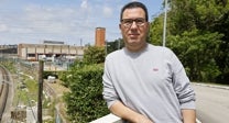 «El que se queda respira, pero tampoco es fácil porque se van muchos compañeros»