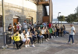 La charanga de Los Ronceros ensayando esta semana en el exterior de su sede, en los bajos de la plaza de toros de Santoña.