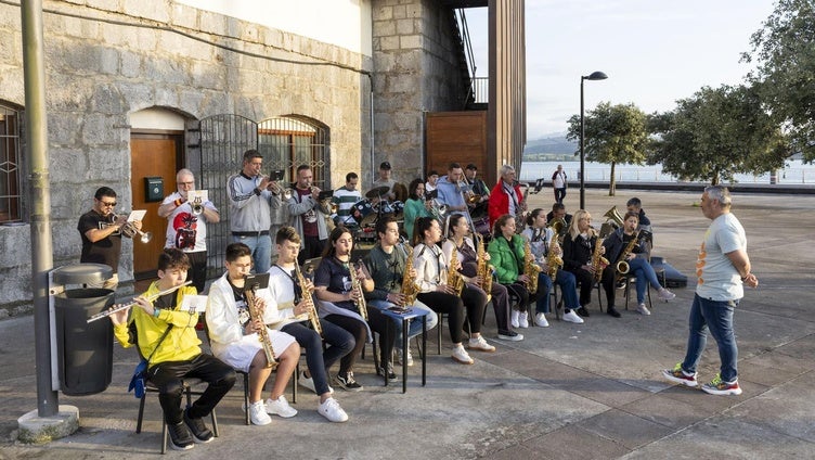 La charanga de Los Ronceros ensayando esta semana en el exterior de su sede, en los bajos de la plaza de toros de Santoña.