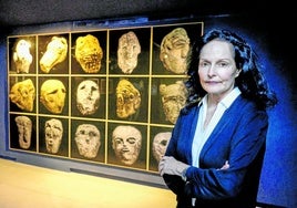 Isabel Muñoz posa ante sus propias imágenes, que pueden verse en el Museo Nacional y Centro de Investigación de Altamira.