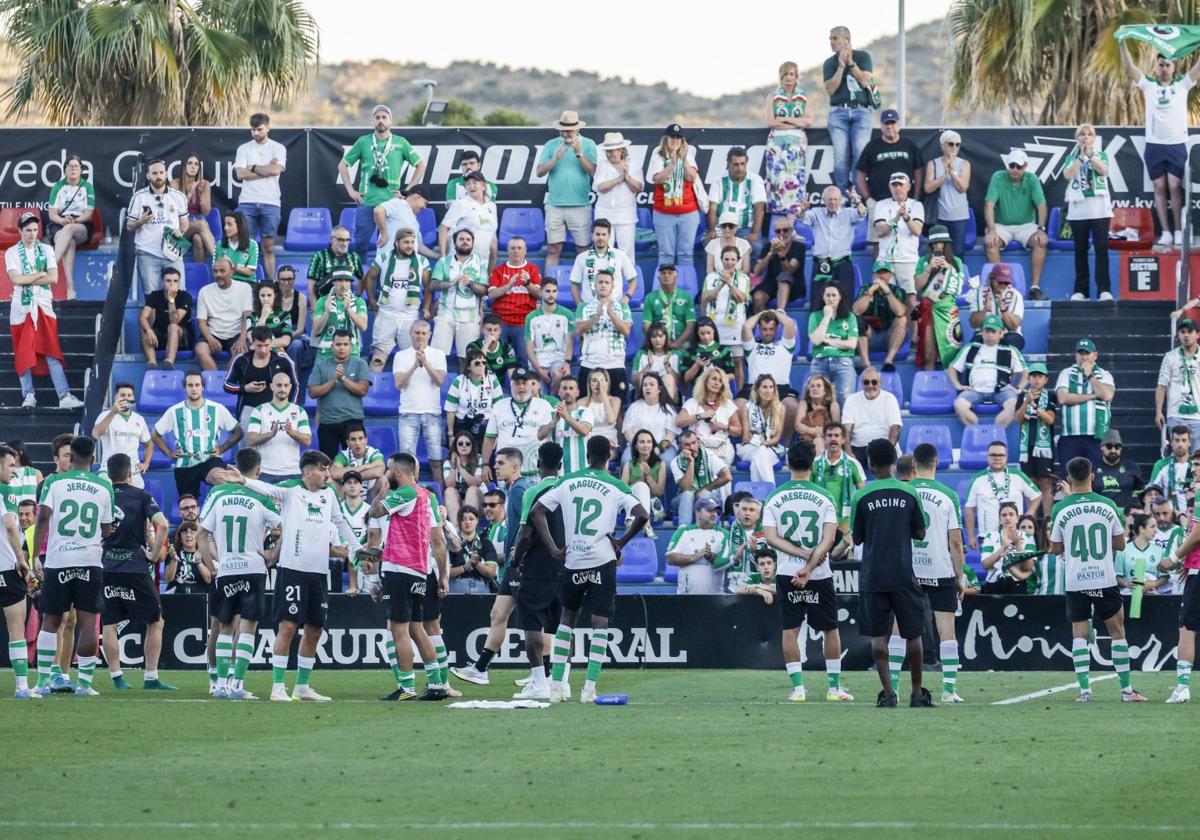 Los jugadores del Racing, ante los aficionados desplazados hasta Elda para apoyarlos en un partido que terminó en empate.