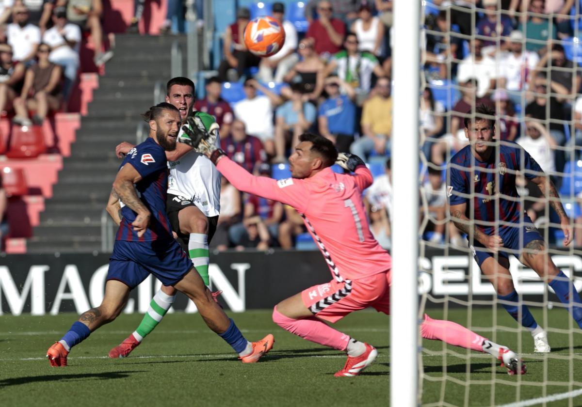 Karrikaburu sigue con la mirada el balón que lanzó para hacer el empate a uno en Elda.