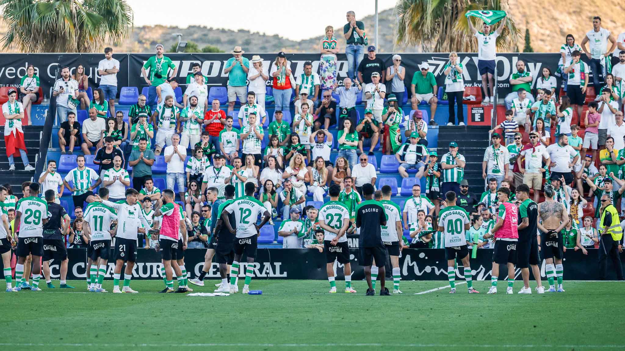 Los jugadores verdiblancos saludan a los aficionados racinguistas que viajaron a Elda.