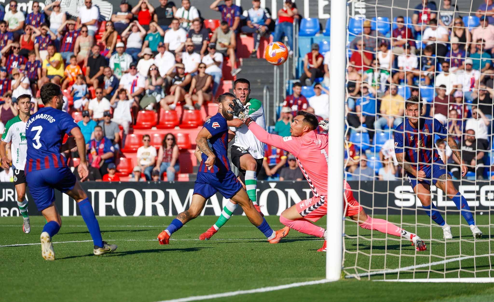 Karrikaburu sigue el balón que se cuela en la portería tras su disparo.