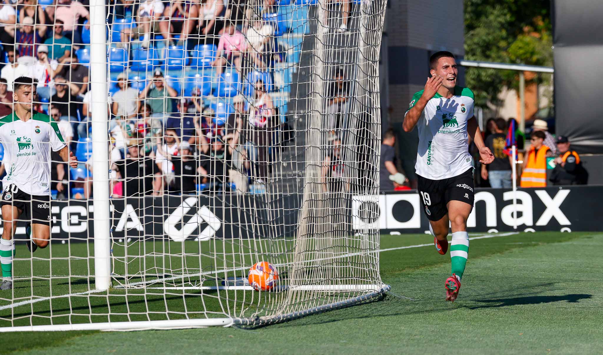 El ariete verdiblanco celebra su gol, el primero del Racing.