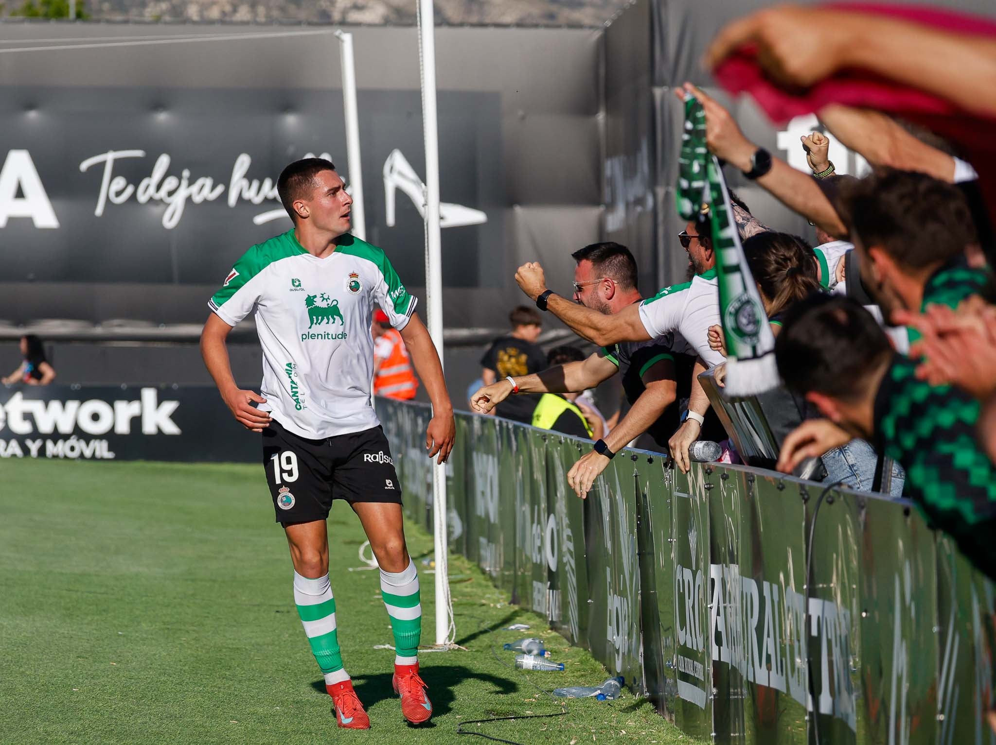 Karrikaburu celebra ante los aficionados verdiblancos su tanto, el del empate a uno.