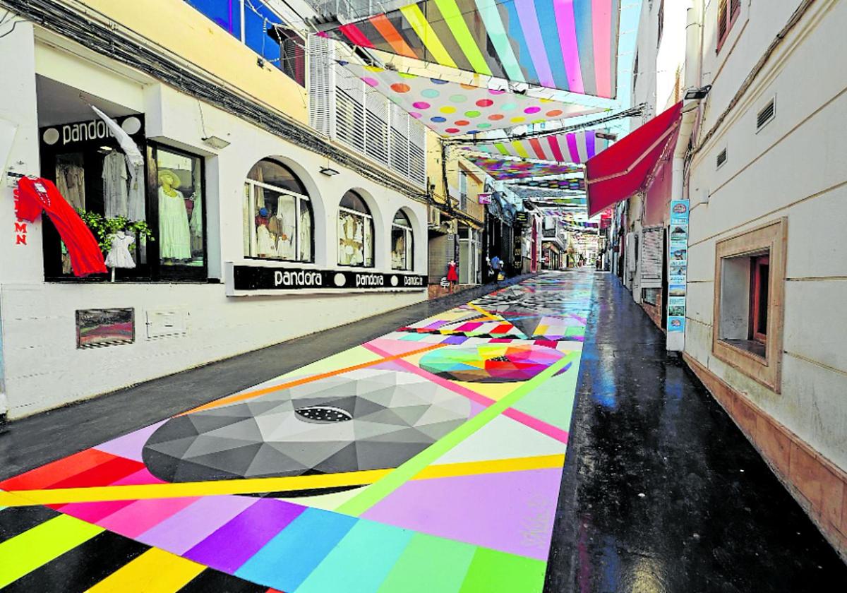 La calle se ha convertido en un paseo multicolor con un centenar de los colores y figuras más representativas de Okuda.