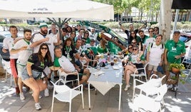 Los racinguistas, en un bar cercano al Nuevo Pepico Amat