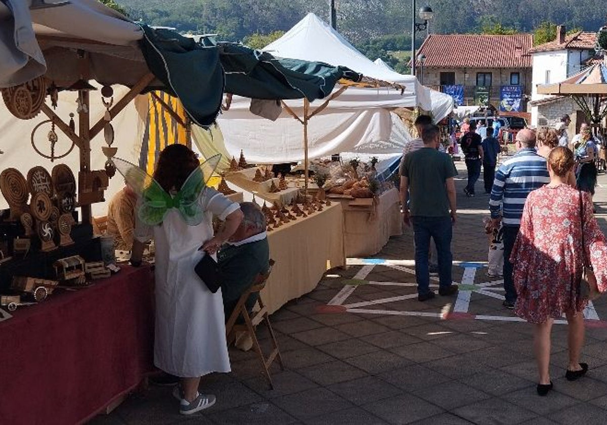 La veintena de puestos de la feria y el mercado estarán abiertos este domingo.