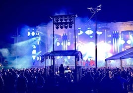 El público aplaudió, bailó y cantó con la orquesta Panorama City en las fiestas de Unquera.