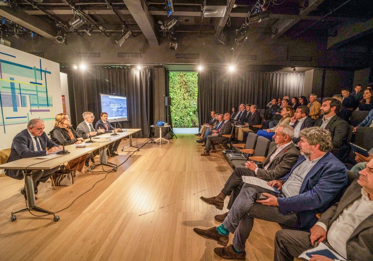 José Antonio Rubio, Ángeles Armisén, César Díaz y Pablo Herrán, ante los empresarios de Palencia participantes en la visita al Puerto.