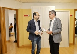 El concejal de Obras, José Luis Urraca, y el concejal de Hacienda, Pedro Pérez Noriega, charlan antes de comparecer conjuntamente.