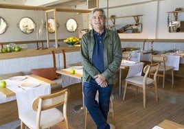 El empresario Carlos Crespo posa en el comedor del 'Balneario de La Magdalena', que abrió hace apenas un mes.