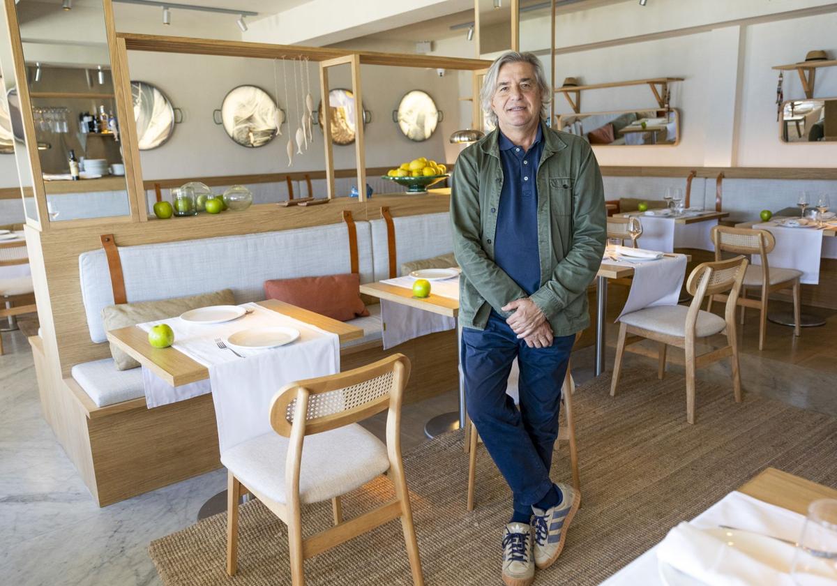 El empresario Carlos Crespo posa en el comedor del 'Balneario de La Magdalena', que abrió hace apenas un mes.