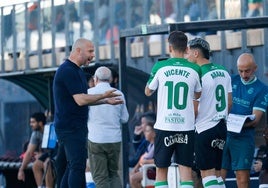 José Alberto se dirige a Vicente y Arana, justo cuando los iba a introducir en el campo en la segunda parte.