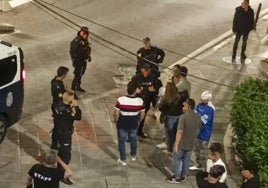 La Policía Nacional interviene en una pelea en el entorno de la discoteca Séptimo Cielo.