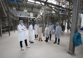 La presidenta de Cantabria ha visitado esta mañana la fábrica de Andros La Serna, en Arenas de Iguña.
