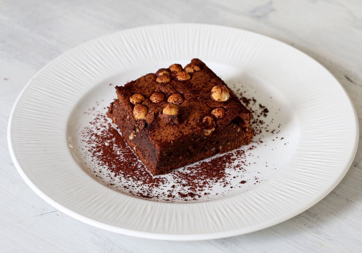 Brownie de chocolate, un postre exquisito que también pueden disfrutar las personas celíacas.