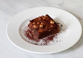 Brownie de chocolate, un postre exquisito que también pueden disfrutar las personas celíacas.