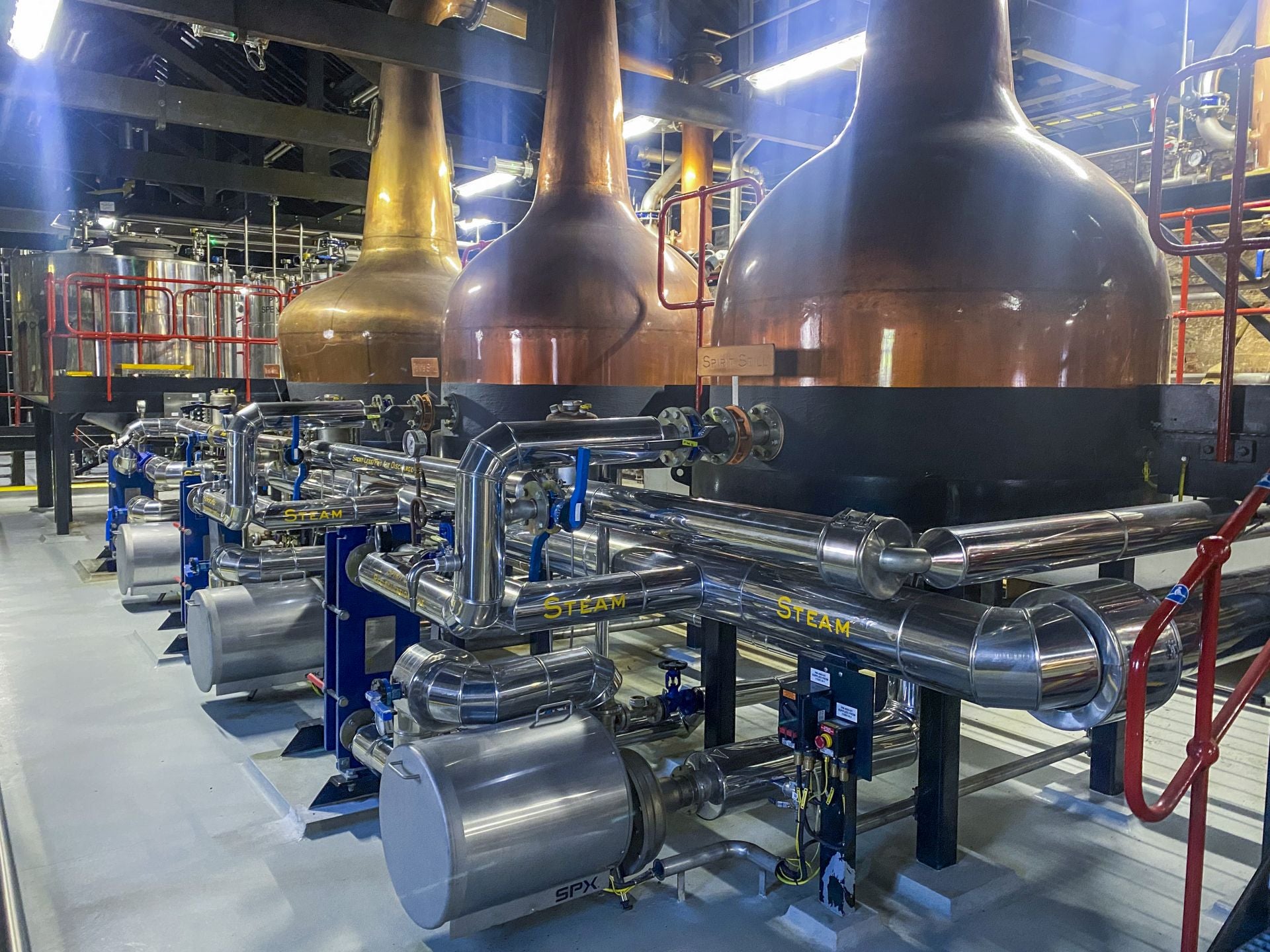 Alambiques en una zona de la destilería ahora convertida en lugar para experimentar con nuevos sabores.