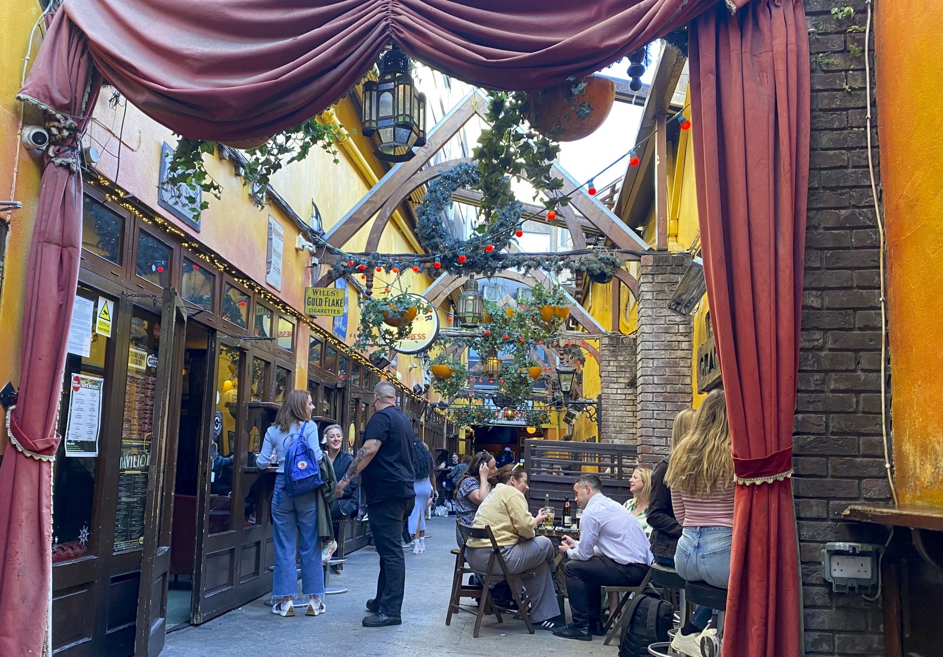 Pasadizo en una calle de Cork llena de pubs tradicionales.