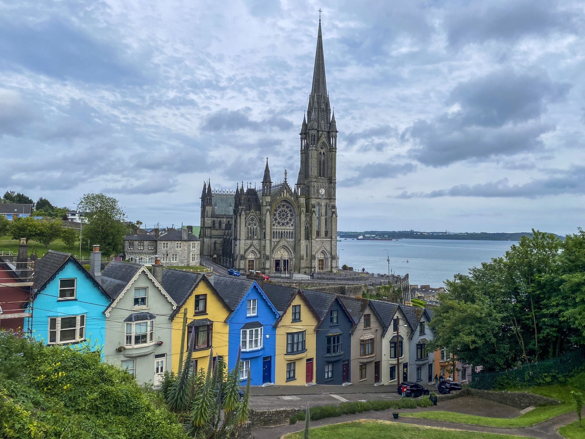 La vista más famosa de Cobh, con las casas conocidas como 'la baraja de cartas' y la Catedral de San Colmán.