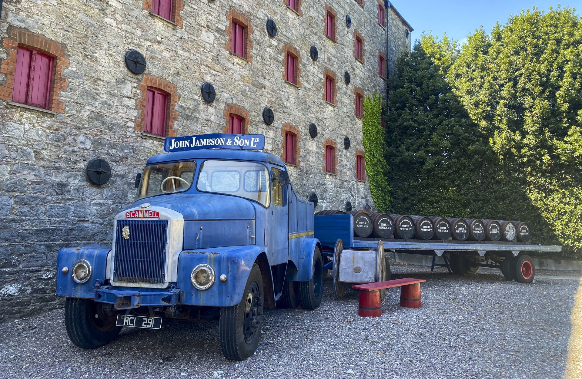 Un antiguo camión con barriles en la destilería del whiskey Jameson, en Midleton