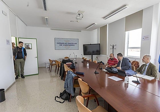 El consejero de Educación, Sergio Silva, junto a miembros de la Consejería esperan para reunirse con la Junta de Personal Docente.