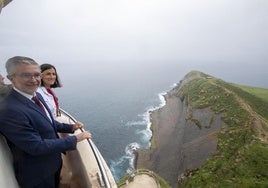Gema Igual, alcaldesa de Santander, y César Díaz, presidente del Puerto, el pasado julio, en la terraza del Faro de Cabo Mayor, que podrá visitarse a partir del sábado.