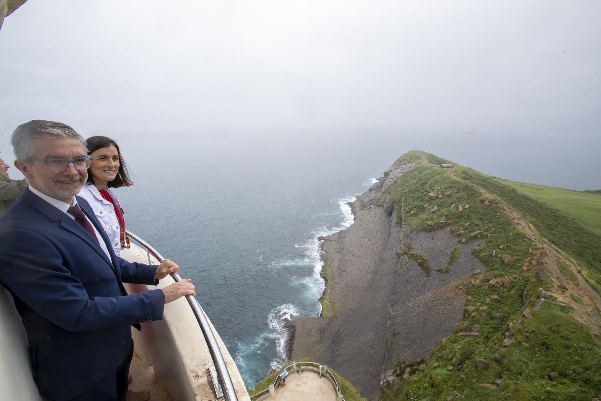 Gema Igual, alcaldesa de Santander, y César Díaz, presidente del Puerto, el pasado julio, en la terraza del Faro de Cabo Mayor, que podrá visitarse a partir del sábado.