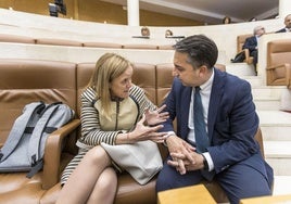 Isabel Urrutia y Carlos Caramés, ambos del PP, ayer en el Parlamento.