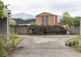 Uno de los muros del complejo de Sniace, derribado y posteriormente tapado con troncos y tierra.