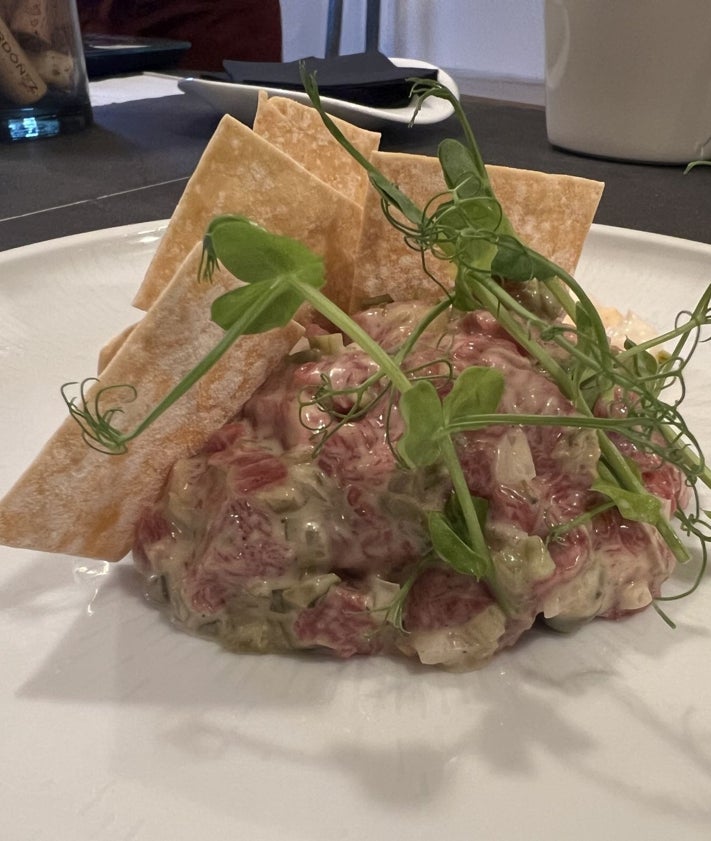 Imagen secundaria 2 - Pan soplao, anchoa y emulsión de aceituna; ensalidalla sobre brioche y steak tartar de solomillo de vaca.