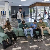 Alumnos de Informática descansan esta mañana en el hall de la Facultad de Ciencias tras un examen.