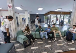 Alumnos de Informática descansan esta mañana en el hall de la Facultad de Ciencias tras un examen.